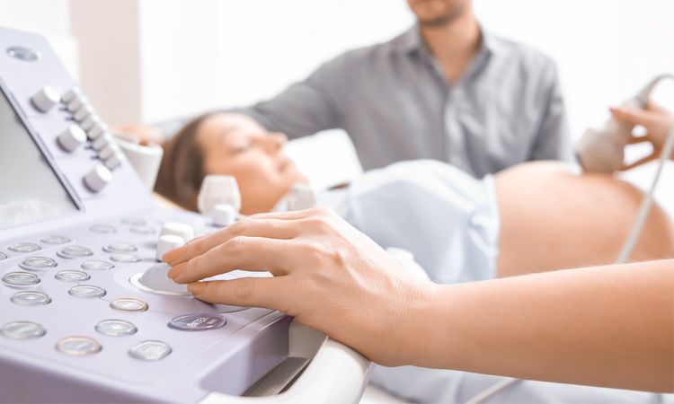 Badania prenatalne inwazyjne i nieinwazyjne – czym się różnią i jak je wykonać?