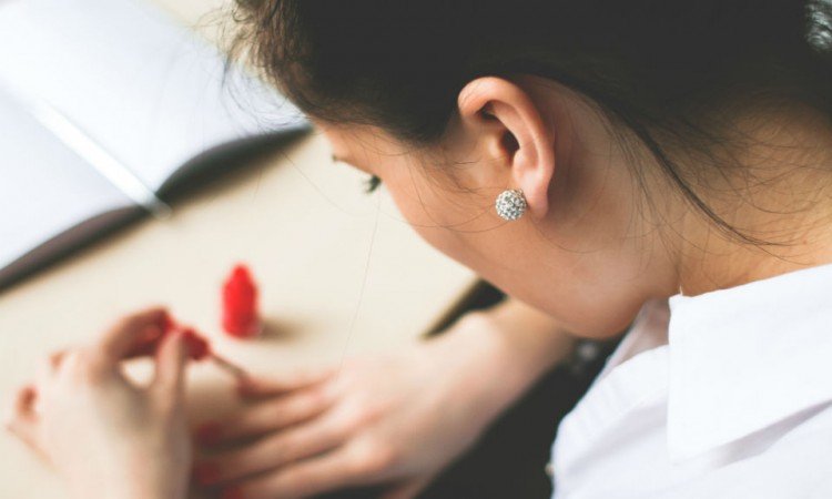 Dlaczego warto sięgnąć po serum do paznokci? - Apteka internetowa Melissa