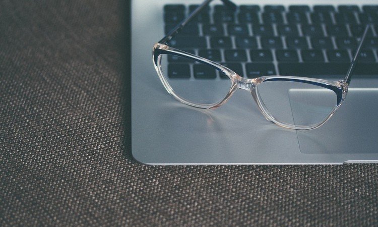 Efekt zmęczonych oczu – przyczyny, objawy i metody leczenia - Apteka internetowa Melissa