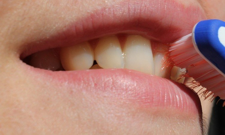  Fluor - jak działa na nasze zęby? - Apteka internetowa Melissa 