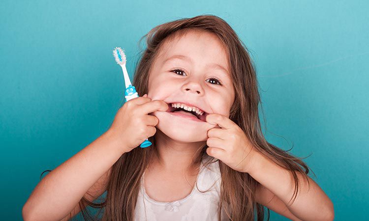 Mycie zębów dziecka z użyciem odpowiedniej szczoteczki i pasty 