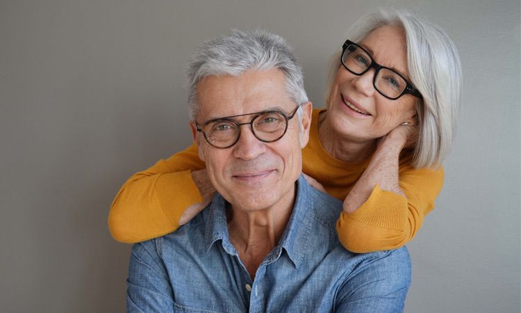  Zdrowy wzrok u osób starszych - jak dbać o oczy u seniora? 