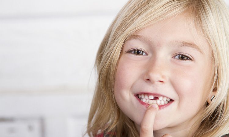  Wypadanie zębów mlecznych - czy pomóc dziecku wyrwać zęba? 