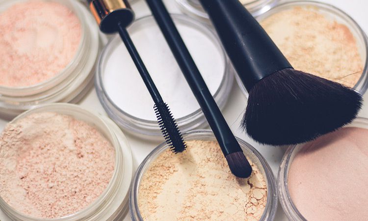  Mineralne kosmetyki do makijażu - dla skóry tłustej i nie tylko! 