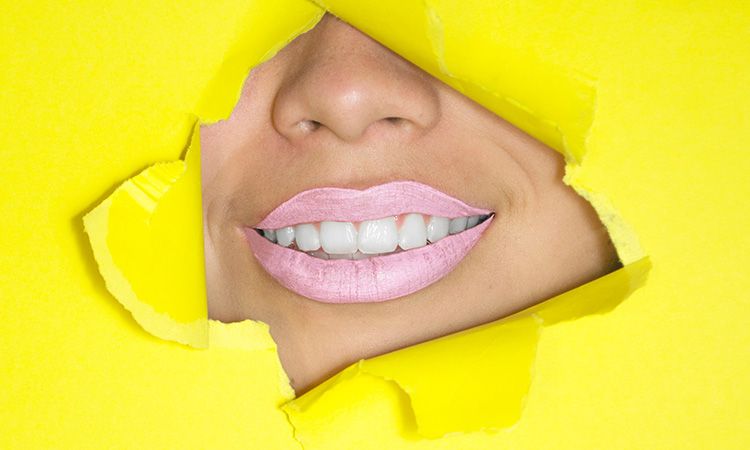  Piękny, biały uśmiech można uzyskać dzięki różnym metodom wybielania zębów 