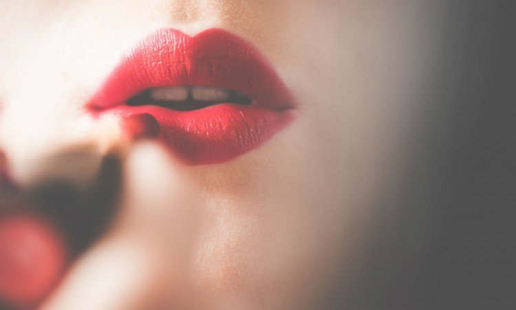  Pielęgnacja ust - jak wybrać idealną pomadkę ochronną? - Apteka internetowa Melissa 