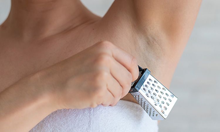 Podrażnienia po depilacji pod pachami u kobiety