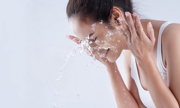  Poranne i wieczorne oczyszczanie twarzy z kosmetykami myjącymi 
