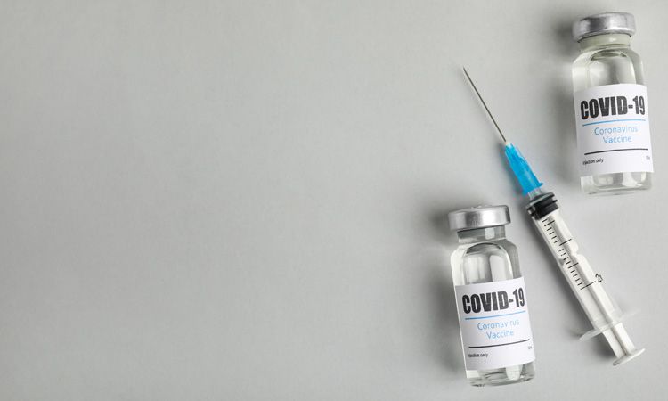  Szczepionka przeciwko COVID-19 w gabinecie medycznym 