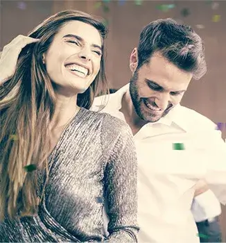 Uśmiechnięci kobieta i mężczyzna; suplement na wątrobę Essentia Proactive sprzyja utrzymaniu odpowiedniego poziomu energii.